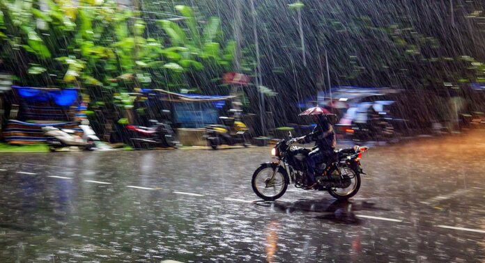 കനത്ത മഴ ; കോഴിക്കോട് ജില്ലയിൽ രാത്രിയാത്രയ്ക്ക് നിയന്ത്രണം കനത്ത മഴ ; കോഴിക്കോട് ജില്ലയിൽ രാത്രിയാത്രയ്ക്ക് നിയന്ത്രണം