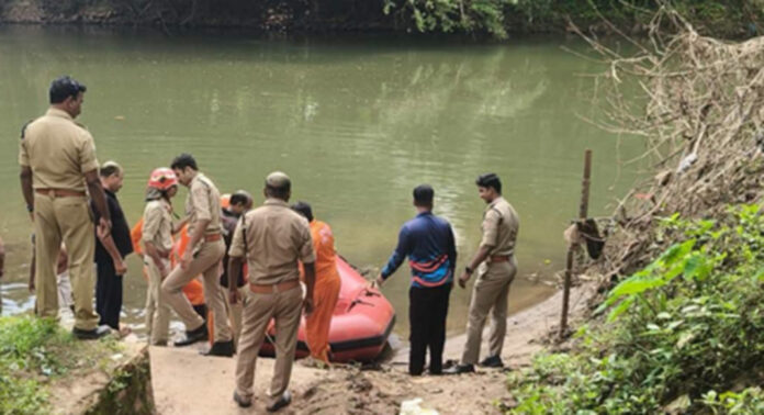 പന്തളം വലിയ പാലത്തില് നിന്നും ഒരാള് നദിയിലേക്ക് വീണു : തെരച്ചില് ശക്തമാക്കി ഫയര് ഫോഴ്സ് പന്തളം വലിയ പാലത്തില് നിന്നും ഒരാള് നദിയിലേക്ക് വീണു : തെരച്ചില് ശക്തമാക്കി ഫയര് ഫോഴ്സ്