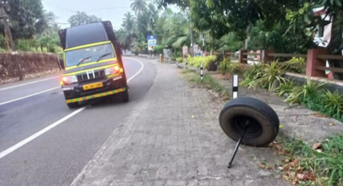 കോന്നിയില് ഓട്ടത്തിനിടെ പിക്അപ് വാനിന്റെ ടയര് ഊരിത്തെറിച്ചു കോന്നിയില് ഓട്ടത്തിനിടെ പിക്അപ് വാനിന്റെ ടയര് ഊരിത്തെറിച്ചു