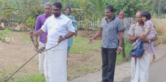 പഞ്ചായത്ത് പ്രസിഡണ്ടിന് ലഭിച്ച ഓണം ഉത്സവബത്ത ഉപയോഗിച്ച് റോഡിലെ കാട് വെട്ടിത്തെളിച്ചു : മാതൃകയായി പ്രമോദ് മന്ദമരുതി