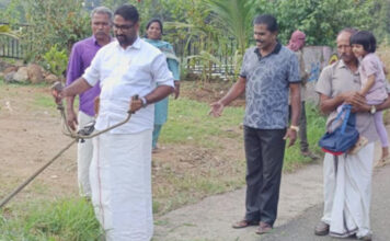 പഞ്ചായത്ത് പ്രസിഡണ്ടിന് ലഭിച്ച ഓണം ഉത്സവബത്ത ഉപയോഗിച്ച് റോഡിലെ കാട് വെട്ടിത്തെളിച്ചു : മാതൃകയായി പ്രമോദ് മന്ദമരുതി