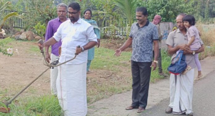 പഞ്ചായത്ത് പ്രസിഡണ്ടിന് ലഭിച്ച ഓണം ഉത്സവബത്ത ഉപയോഗിച്ച് റോഡിലെ കാട് വെട്ടിത്തെളിച്ചു : മാതൃകയായി പ്രമോദ് മന്ദമരുതി പഞ്ചായത്ത് പ്രസിഡണ്ടിന് ലഭിച്ച ഓണം ഉത്സവബത്ത ഉപയോഗിച്ച് റോഡിലെ കാട് വെട്ടിത്തെളിച്ചു : മാതൃകയായി പ്രമോദ് മന്ദമരുതി