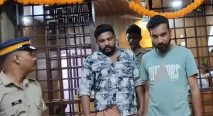 ഒപ്പം മദ്യപിച്ച സുഹൃത്തിനെ കിണറ്റിൽ തള്ളിയിട്ടുകൊന്നു : ഇരവിപേരൂർ സ്വദേശികള് അറസ്റ്റില് ഒപ്പം മദ്യപിച്ച സുഹൃത്തിനെ കിണറ്റിൽ തള്ളിയിട്ടുകൊന്നു : ഇരവിപേരൂർ സ്വദേശികള് അറസ്റ്റില്