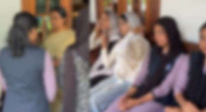 ഓണാഘോഷ ഡ്രസ് കോഡിൽ തർക്കം ; സീനിയര് വിദ്യാര്ത്ഥിനികൾ ആക്രമിച്ചതായി പരാതി ഓണാഘോഷ ഡ്രസ് കോഡിൽ തർക്കം ; സീനിയര് വിദ്യാര്ത്ഥിനികൾ ആക്രമിച്ചതായി പരാതി
