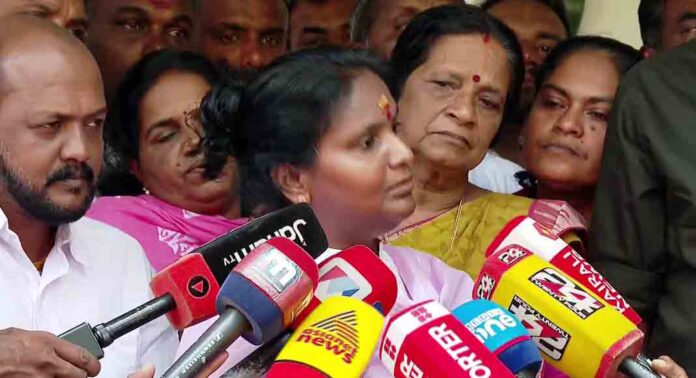 ചിറയിൻകീഴ് കൈയാങ്കളി : ആരോപണങ്ങൾക്ക് മറുപടിയുമായി രമ്യാ ഹരിദാസ് ചിറയിൻകീഴ് കൈയാങ്കളി : ആരോപണങ്ങൾക്ക് മറുപടിയുമായി രമ്യാ ഹരിദാസ്