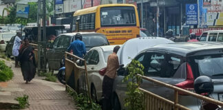 റാന്നിയിൽ അനധികൃത പാർക്കിംഗ് വ്യാപകം : നടപടിയെടുക്കാതെ മോട്ടോർ വാഹന വകുപ്പും പോലീസും