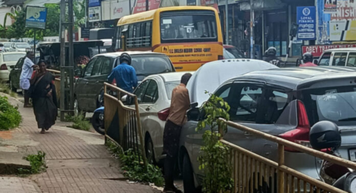 റാന്നിയിൽ അനധികൃത പാർക്കിംഗ് വ്യാപകം : നടപടിയെടുക്കാതെ മോട്ടോർ വാഹന വകുപ്പും പോലീസും റാന്നിയിൽ അനധികൃത പാർക്കിംഗ് വ്യാപകം : നടപടിയെടുക്കാതെ മോട്ടോർ വാഹന വകുപ്പും പോലീസും