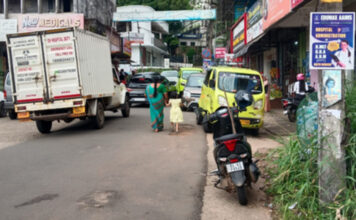 അനധികൃത പാർക്കിംഗ് : റാന്നി താലൂക്കാശുപത്രി റോഡിൽ ആംബുലൻസുകൾ കുടുങ്ങുന്നു