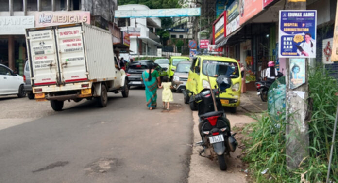 അനധികൃത പാർക്കിംഗ് : റാന്നി താലൂക്കാശുപത്രി റോഡിൽ ആംബുലൻസുകൾ കുടുങ്ങുന്നു അനധികൃത പാർക്കിംഗ് : റാന്നി താലൂക്കാശുപത്രി റോഡിൽ ആംബുലൻസുകൾ കുടുങ്ങുന്നു