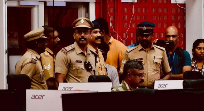 റിപ്പോർട്ടർ ടിവി ആസ്ഥാനത്തെ പോലീസ് റെയ്ഡ് ; കണക്കിൽപ്പെടാത്ത 6300 യുഎസ് ഡോളർ കണ്ടെടുത്തു റിപ്പോർട്ടർ ടിവി ആസ്ഥാനത്തെ പോലീസ് റെയ്ഡ് ; കണക്കിൽപ്പെടാത്ത 6300 യുഎസ് ഡോളർ കണ്ടെടുത്തു
