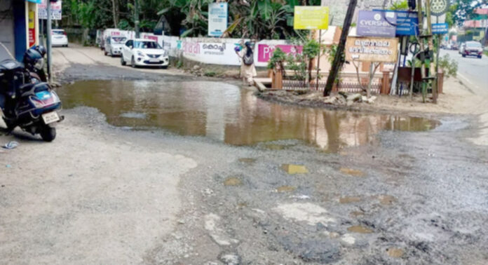 പത്തനംതിട്ട കോളേജ് ജംഗ്ഷന് – മണ്ണാറമല ക്ഷേത്രം റോഡ് തകര്ന്നു പത്തനംതിട്ട കോളേജ് ജംഗ്ഷന് – മണ്ണാറമല ക്ഷേത്രം റോഡ് തകര്ന്നു