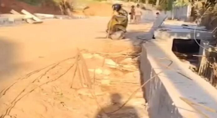 തിരുവനന്തപുരം കരിമണലിൽ ഭൂമി കയ്യേറി റോഡ് ഉണ്ടാക്കിയതായി പരാതി തിരുവനന്തപുരം കരിമണലിൽ ഭൂമി കയ്യേറി റോഡ് ഉണ്ടാക്കിയതായി പരാതി