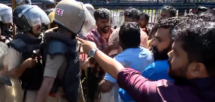 തിരുവനന്തപുരത്തെ എസ്എഫ്ഐ മാർച്ചിലെ സംഘർഷം; എം. ശിവപ്രസാദും സഞ്ജീവും ഉൾപ്പെടെയുള്ളവർക്കെതിരെ കേസ് തിരുവനന്തപുരത്തെ എസ്എഫ്ഐ മാർച്ചിലെ സംഘർഷം; എം. ശിവപ്രസാദും സഞ്ജീവും ഉൾപ്പെടെയുള്ളവർക്കെതിരെ കേസ്