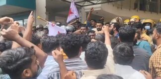 കേരള സർവകലാശാലയിൽ വന്ദേമാതരം ആലപിച്ചതിൽ പ്രതിഷേധിച്ച് എസ്എഫ്ഐ നടത്തിയ മാർച്ചിനിടെ സംഘർഷം