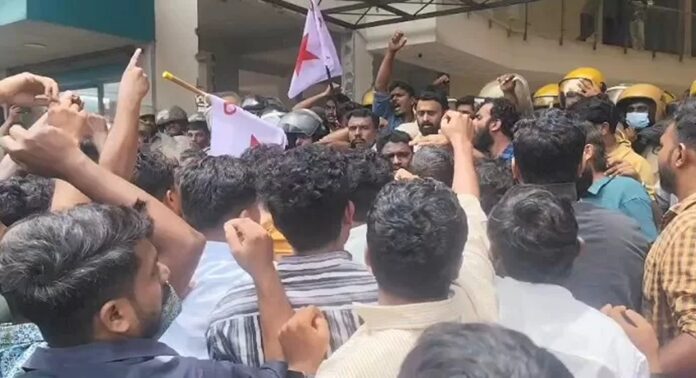 കേരള സർവകലാശാലയിൽ വന്ദേമാതരം ആലപിച്ചതിൽ പ്രതിഷേധിച്ച് എസ്എഫ്ഐ നടത്തിയ മാർച്ചിനിടെ സംഘർഷം കേരള സർവകലാശാലയിൽ വന്ദേമാതരം ആലപിച്ചതിൽ പ്രതിഷേധിച്ച് എസ്എഫ്ഐ നടത്തിയ മാർച്ചിനിടെ സംഘർഷം