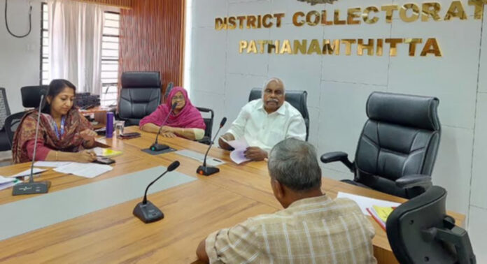 പത്തനംതിട്ടയില് വയോജന കമ്മീഷന് സിറ്റിംഗ് നടത്തി പത്തനംതിട്ടയില് വയോജന കമ്മീഷന് സിറ്റിംഗ് നടത്തി