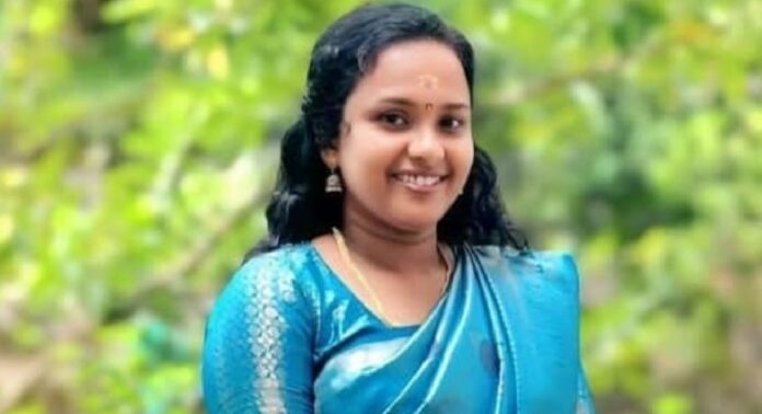 കൊല്ലത്ത് പാമ്പ് കടിയേറ്റ് യുവതിക്ക് ദാരുണാന്ത്യം കൊല്ലത്ത് പാമ്പ് കടിയേറ്റ് യുവതിക്ക് ദാരുണാന്ത്യം