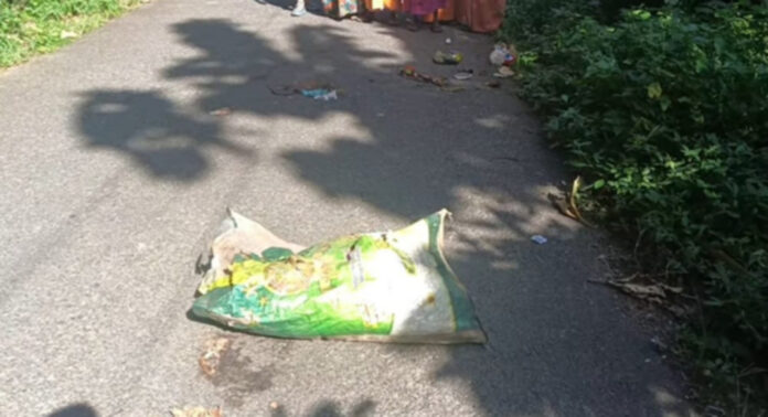 പയ്യനാമണ് താവളപ്പാറയില് നടുറോഡില് മാലിന്യങ്ങള് തള്ളി : പ്രദേശത്ത് രൂക്ഷമായ ദുര്ഗന്ധമെന്ന് നാട്ടുകാര് പയ്യനാമണ് താവളപ്പാറയില് നടുറോഡില് മാലിന്യങ്ങള് തള്ളി : പ്രദേശത്ത് രൂക്ഷമായ ദുര്ഗന്ധമെന്ന് നാട്ടുകാര്