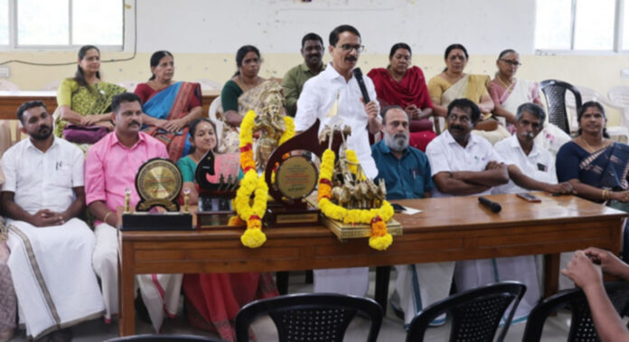 ആറന്മുള ഉത്രട്ടാതി ജലമേളയില് ജേതാക്കളായ കോറ്റാത്തൂര്, കൈതക്കോടി പള്ളിയോടങ്ങള്ക്ക് അയിരൂര് ഗ്രാമപഞ്ചായത്ത് സ്വീകരണം നല്കി ആറന്മുള ഉത്രട്ടാതി ജലമേളയില് ജേതാക്കളായ കോറ്റാത്തൂര്, കൈതക്കോടി പള്ളിയോടങ്ങള്ക്ക് അയിരൂര് ഗ്രാമപഞ്ചായത്ത് സ്വീകരണം നല്കി