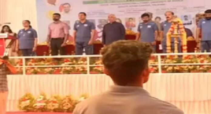 ദേശീയ കായിക ദിനാചരണത്തിന്റെ ഭാഗമായി കേരള സർവകലാശാല സംഘടിപ്പിക്കുന്ന പരിപാടിയിൽ വന്ദേമാതരം മുഴുവനായി ആലപിച്ചു ദേശീയ കായിക ദിനാചരണത്തിന്റെ ഭാഗമായി കേരള സർവകലാശാല സംഘടിപ്പിക്കുന്ന പരിപാടിയിൽ വന്ദേമാതരം മുഴുവനായി ആലപിച്ചു