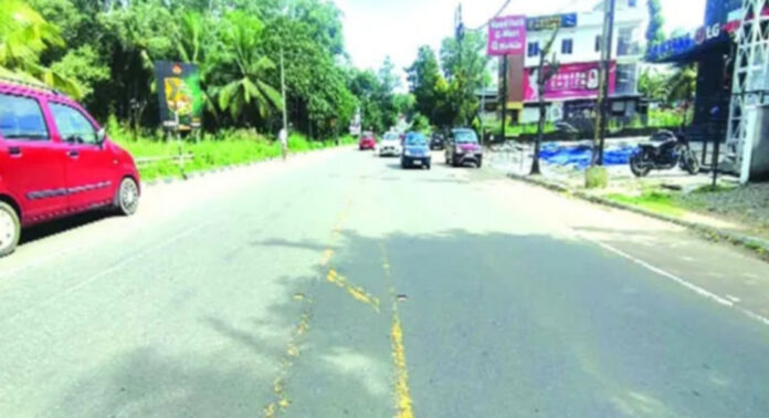 അടൂര് ബൈപ്പാസില് വട്ടത്തറപ്പടിയില് റോഡിലെ മഞ്ഞവരകള് മാഞ്ഞു : അപകട ഭീഷണിയില് വാഹനയാത്ര അടൂര് ബൈപ്പാസില് വട്ടത്തറപ്പടിയില് റോഡിലെ മഞ്ഞവരകള് മാഞ്ഞു : അപകട ഭീഷണിയില് വാഹനയാത്ര
