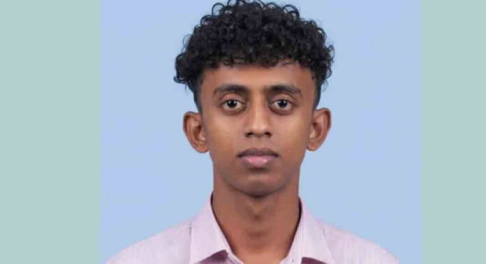 ടർഫിൽ ഫുട്ബോൾ കളിക്കുന്നതിനിടെ പ്ലസ് വൺ വിദ്യാർഥി കുഴഞ്ഞുവീണ് മരിച്ചു ടർഫിൽ ഫുട്ബോൾ കളിക്കുന്നതിനിടെ പ്ലസ് വൺ വിദ്യാർഥി കുഴഞ്ഞുവീണ് മരിച്ചു
