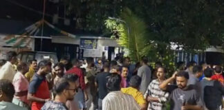 അപ്രഖ്യാപിത പവർ കട്ട് ; വൈറ്റില കെ.എസ്.ഇ.ബി ഓഫീസ് ഉപരോധിച്ച് നാട്ടുകാർ