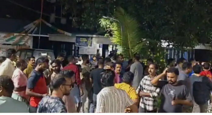 അപ്രഖ്യാപിത പവർ കട്ട് ; വൈറ്റില കെ.എസ്.ഇ.ബി ഓഫീസ് ഉപരോധിച്ച് നാട്ടുകാർ അപ്രഖ്യാപിത പവർ കട്ട് ; വൈറ്റില കെ.എസ്.ഇ.ബി ഓഫീസ് ഉപരോധിച്ച് നാട്ടുകാർ