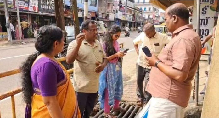 റാന്നി ടൗണിലെ വെള്ളക്കെട്ട് : കെ.എസ്.ടി.പി ഉദ്യോഗസ്ഥർ സ്ഥലത്തെത്തി, ഓടയിലെ മണ്ണ് നീക്കാൻ ഉടൻ നടപടി റാന്നി ടൗണിലെ വെള്ളക്കെട്ട് : കെ.എസ്.ടി.പി ഉദ്യോഗസ്ഥർ സ്ഥലത്തെത്തി, ഓടയിലെ മണ്ണ് നീക്കാൻ ഉടൻ നടപടി