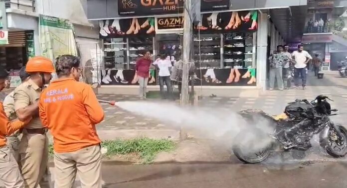 നിലമ്പൂരിൽ ഓടിക്കൊണ്ടിരുന്ന ബൈക്കിന് തീപിടിച്ച് അപകടം നിലമ്പൂരിൽ ഓടിക്കൊണ്ടിരുന്ന ബൈക്കിന് തീപിടിച്ച് അപകടം