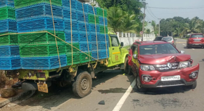 റാന്നിയില് പിക് അപ് വാന് ഇടിച്ച് വാഹനങ്ങളും ഇലക്ട്രിക് പോസ്റ്റും തകര്ന്നു റാന്നിയില് പിക് അപ് വാന് ഇടിച്ച് വാഹനങ്ങളും ഇലക്ട്രിക് പോസ്റ്റും തകര്ന്നു