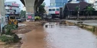 അബാന് മേല്പ്പാലം സര്വീസ് റോഡില് പൈപ്പ് പൊട്ടി : തിരിഞ്ഞുനോക്കാതെ വാട്ടര് അതോറിറ്റി