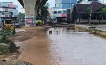 അബാന് മേല്പ്പാലം സര്വീസ് റോഡില് പൈപ്പ് പൊട്ടി : തിരിഞ്ഞുനോക്കാതെ വാട്ടര് അതോറിറ്റി