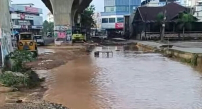 അബാന് മേല്പ്പാലം സര്വീസ് റോഡില് പൈപ്പ് പൊട്ടി : തിരിഞ്ഞുനോക്കാതെ വാട്ടര് അതോറിറ്റി അബാന് മേല്പ്പാലം സര്വീസ് റോഡില് പൈപ്പ് പൊട്ടി : തിരിഞ്ഞുനോക്കാതെ വാട്ടര് അതോറിറ്റി