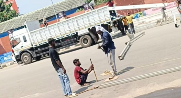 സി.പി.എമ്മിന്റെ പരിപാടിക്ക് സ്റ്റേജ് നിര്മ്മിക്കുവാന് ഉന്നത നിലവാരത്തില് ടാറിംഗ് പൂര്ത്തിയാക്കിയ പത്തനംതിട്ട നഗരസഭ ബസ് സ്റ്റാന്ഡ് കുത്തിയിളക്കി കുഴികള് നിര്മ്മിച്ചു സി.പി.എമ്മിന്റെ പരിപാടിക്ക് സ്റ്റേജ് നിര്മ്മിക്കുവാന് ഉന്നത നിലവാരത്തില് ടാറിംഗ് പൂര്ത്തിയാക്കിയ പത്തനംതിട്ട നഗരസഭ ബസ് സ്റ്റാന്ഡ് കുത്തിയിളക്കി കുഴികള് നിര്മ്മിച്ചു