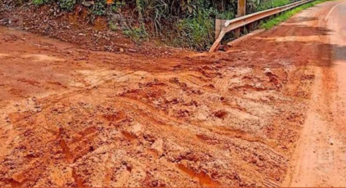 ശക്തമായ മഴയില് അടൂര് എം.സി.റോഡിലേക്ക് ചെളിയും മണ്ണും ഒഴുകിയെത്തി : യാത്രക്കാര് ദുരിതത്തില് ശക്തമായ മഴയില് അടൂര് എം.സി.റോഡിലേക്ക് ചെളിയും മണ്ണും ഒഴുകിയെത്തി : യാത്രക്കാര് ദുരിതത്തില്