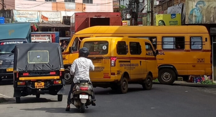 ചുങ്കപ്പാറയിൽ അനധികൃത പാർക്കിംഗ് വര്ധിക്കുന്നു : ഗതാഗതം നിയന്ത്രിക്കുവാന് നടപടിയില്ല ചുങ്കപ്പാറയിൽ അനധികൃത പാർക്കിംഗ് വര്ധിക്കുന്നു : ഗതാഗതം നിയന്ത്രിക്കുവാന് നടപടിയില്ല