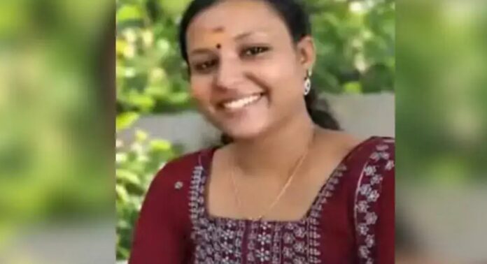 കണ്ണൂരില് ഭർതൃഗൃഹത്തിൽ മണ്ണെണ്ണയൊഴിച്ച് തീകൊളുത്തിയ യുവതി മരിച്ചു കണ്ണൂരില് ഭർതൃഗൃഹത്തിൽ മണ്ണെണ്ണയൊഴിച്ച് തീകൊളുത്തിയ യുവതി മരിച്ചു