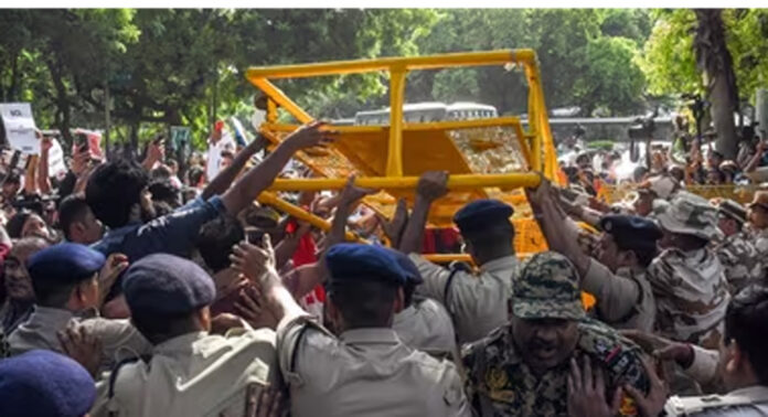 ഗ്യാനേഷിന്റെ രാജി : ഡല്ഹിയില് വന് പോലീസ് സന്നാഹം ; ബംഗളൂരുവിലെ സിജെപി പ്രതിഷേധത്തിലേക്ക് ധ്രുവ് റാഠിയും ഗ്യാനേഷിന്റെ രാജി : ഡല്ഹിയില് വന് പോലീസ് സന്നാഹം ; ബംഗളൂരുവിലെ സിജെപി പ്രതിഷേധത്തിലേക്ക് ധ്രുവ് റാഠിയും