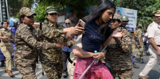 വനിതാ പ്രതിഷേധക്കാർക്ക് എതിരായ കൈയേറ്റം : നിഷ്പക്ഷ അന്വേഷണം വേണം, സിആർപിഎഫ് ഉദ്യോഗസ്ഥൻ മനുഷ്യാവകാശ കമ്മീഷനിൽ