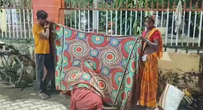ജാതി വിവേചനം : ആശുപത്രി പ്രവേശനം നിഷേധിച്ചതിനെ തുടർന്ന് റോഡരികിൽ പ്രസവിച്ച് ദളിത് യുവതി ജാതി വിവേചനം : ആശുപത്രി പ്രവേശനം നിഷേധിച്ചതിനെ തുടർന്ന് റോഡരികിൽ പ്രസവിച്ച് ദളിത് യുവതി