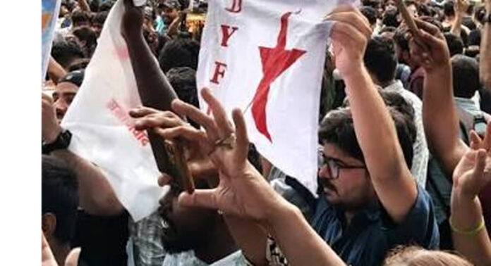 ഗ്യാനേഷ് കുമാറിന്റെ രാജി ആവശ്യപ്പെട്ട് ജന്തര് മന്തറില് ഡിവൈഎഫ്ഐ പ്രതിഷേധം ; എം.എ ബേബി അടക്കമുള്ള നേതാക്കള് അറസ്റ്റില് ഗ്യാനേഷ് കുമാറിന്റെ രാജി ആവശ്യപ്പെട്ട് ജന്തര് മന്തറില് ഡിവൈഎഫ്ഐ പ്രതിഷേധം ; എം.എ ബേബി അടക്കമുള്ള നേതാക്കള് അറസ്റ്റില്