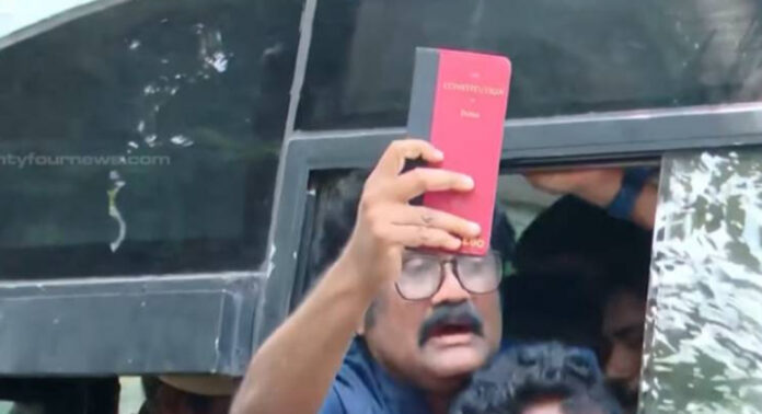 ഗ്യാനേഷ്കുമാറിന്റെ രാജി ആവശ്യത്തിൽ രാജ്യതലസ്ഥാനം സംഘർഷഭരിതം ; യുവജന-വിദ്യാർഥി സംഘടനകളുടെ മാർച്ച് പോലീസ് തടഞ്ഞു ഗ്യാനേഷ്കുമാറിന്റെ രാജി ആവശ്യത്തിൽ രാജ്യതലസ്ഥാനം സംഘർഷഭരിതം ; യുവജന-വിദ്യാർഥി സംഘടനകളുടെ മാർച്ച് പോലീസ് തടഞ്ഞു