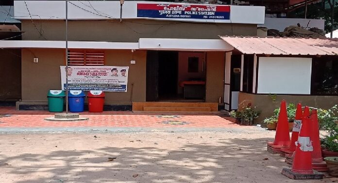 ഹരിപ്പാട് പോലീസ് സ്റ്റേഷൻ പരിധിയിൽ അനുമതിയില്ലാതെ പ്രതിഷേധ പ്രകടനങ്ങളോ ഉപരോധ സമരങ്ങളോ നടത്താൻ പാടില്ല ; ഡിവൈഎഫ്ഐക്ക് നോട്ടീസ് ഹരിപ്പാട് പോലീസ് സ്റ്റേഷൻ പരിധിയിൽ അനുമതിയില്ലാതെ പ്രതിഷേധ പ്രകടനങ്ങളോ ഉപരോധ സമരങ്ങളോ നടത്താൻ പാടില്ല ; ഡിവൈഎഫ്ഐക്ക് നോട്ടീസ്