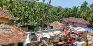ഇടുക്കി കരുണാപുരത്ത് ബസ് അപകടം ; വിനോദസഞ്ചാരികളുടെ മിനി ബസ് മറിഞ്ഞ് 14 പേർക്ക് പരിക്ക്
