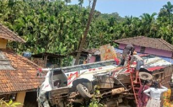 ഇടുക്കി കരുണാപുരത്ത് ബസ് അപകടം ; വിനോദസഞ്ചാരികളുടെ മിനി ബസ് മറിഞ്ഞ് 14 പേർക്ക് പരിക്ക്