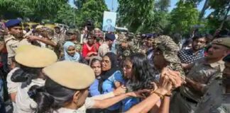 ജന്തർ മന്തറിൽ പ്രതിഷേധിക്കുന്ന വിദ്യാർഥികൾക്കു നേരെ പോലീസിന്റെ നരനായാട്ട് ; പ്രതിഷേധക്കാരെ ബലമായി നീക്കുന്നു