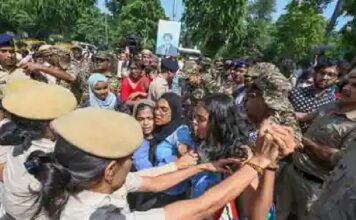 ജന്തർ മന്തറിൽ പ്രതിഷേധിക്കുന്ന വിദ്യാർഥികൾക്കു നേരെ പോലീസിന്റെ നരനായാട്ട് ; പ്രതിഷേധക്കാരെ ബലമായി നീക്കുന്നു