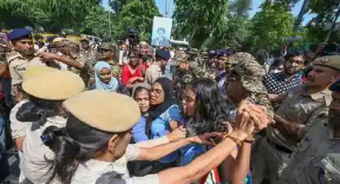 ജന്തർ മന്തറിൽ പ്രതിഷേധിക്കുന്ന വിദ്യാർഥികൾക്കു നേരെ പോലീസിന്റെ നരനായാട്ട് ; പ്രതിഷേധക്കാരെ ബലമായി നീക്കുന്നു ജന്തർ മന്തറിൽ പ്രതിഷേധിക്കുന്ന വിദ്യാർഥികൾക്കു നേരെ പോലീസിന്റെ നരനായാട്ട് ; പ്രതിഷേധക്കാരെ ബലമായി നീക്കുന്നു