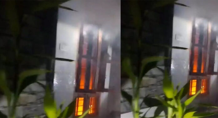കൊല്ലത്ത് വീടിന് തീയിട്ട് ഗൃഹനാഥൻ ജീവനൊടുക്കി കൊല്ലത്ത് വീടിന് തീയിട്ട് ഗൃഹനാഥൻ ജീവനൊടുക്കി
